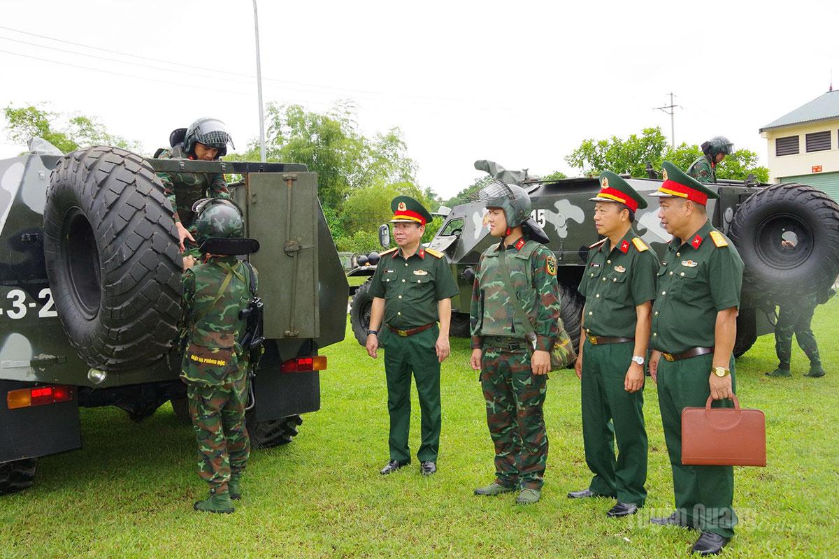Đoàn công tác kiểm tra sẵn sàng chiến đấu tại Đại đội Trinh sát cơ giới 1.