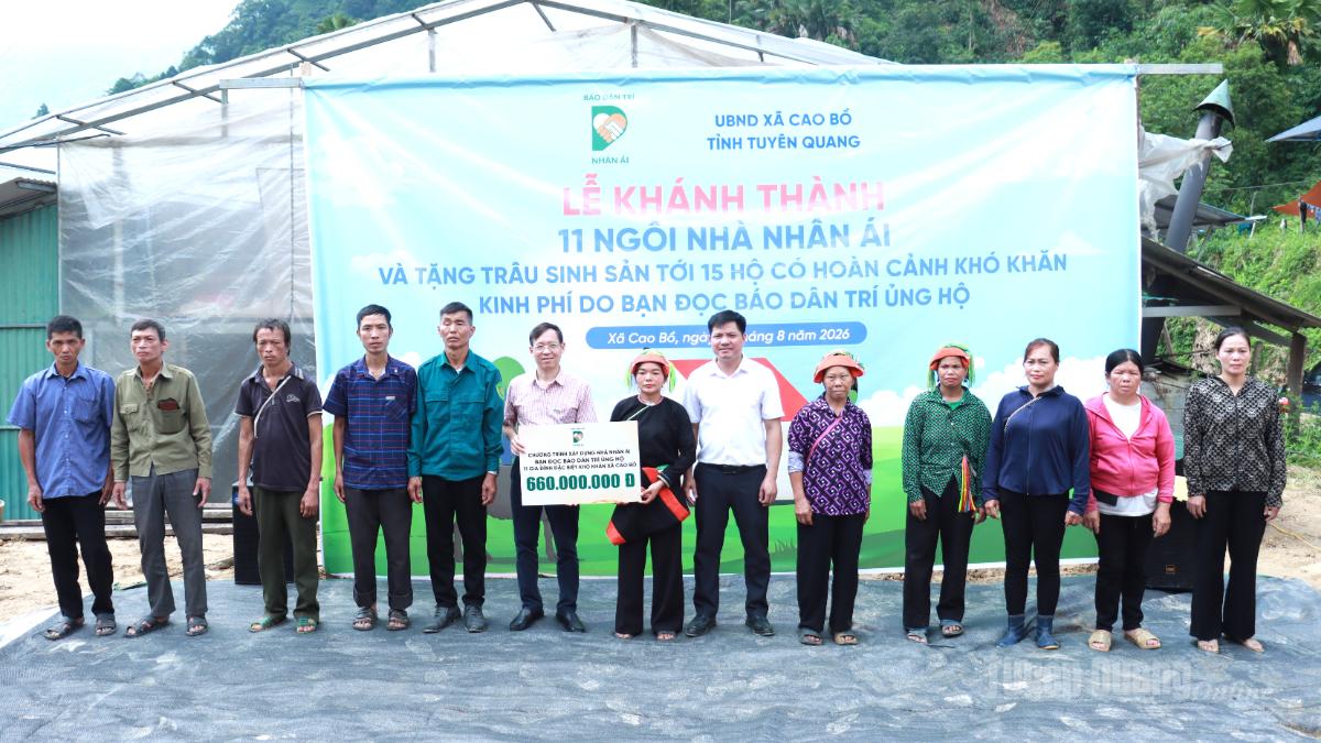Lãnh đạo Báo Dân Trí trao tặng kinh phí xây dựng nhà ở cho 11 hộ nghèo của xã Cao Bồ.