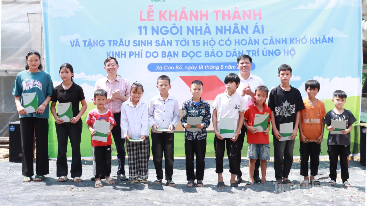Báo Dân Trí tặng 20 suất học bổng cho học sinh nghèo vượt khó của xã Cao Bồ.