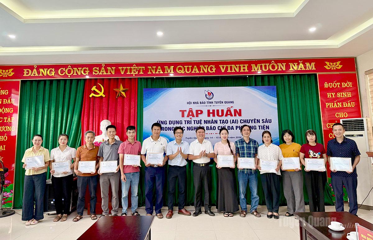 Đồng chí Mai Đức Thông, Uỷ viên Ban Chấp hành Đảng bộ tỉnh, Giám đốc Báo và phát thanh, truyền hình Tuyên Quang, Chủ tịch Hội Nhà báo tỉnh và TS Lương Đông Sơn, Giảng viên Học viện Báo chí và Tuyên truyền trao Giấy chứng nhận cho các học viên.