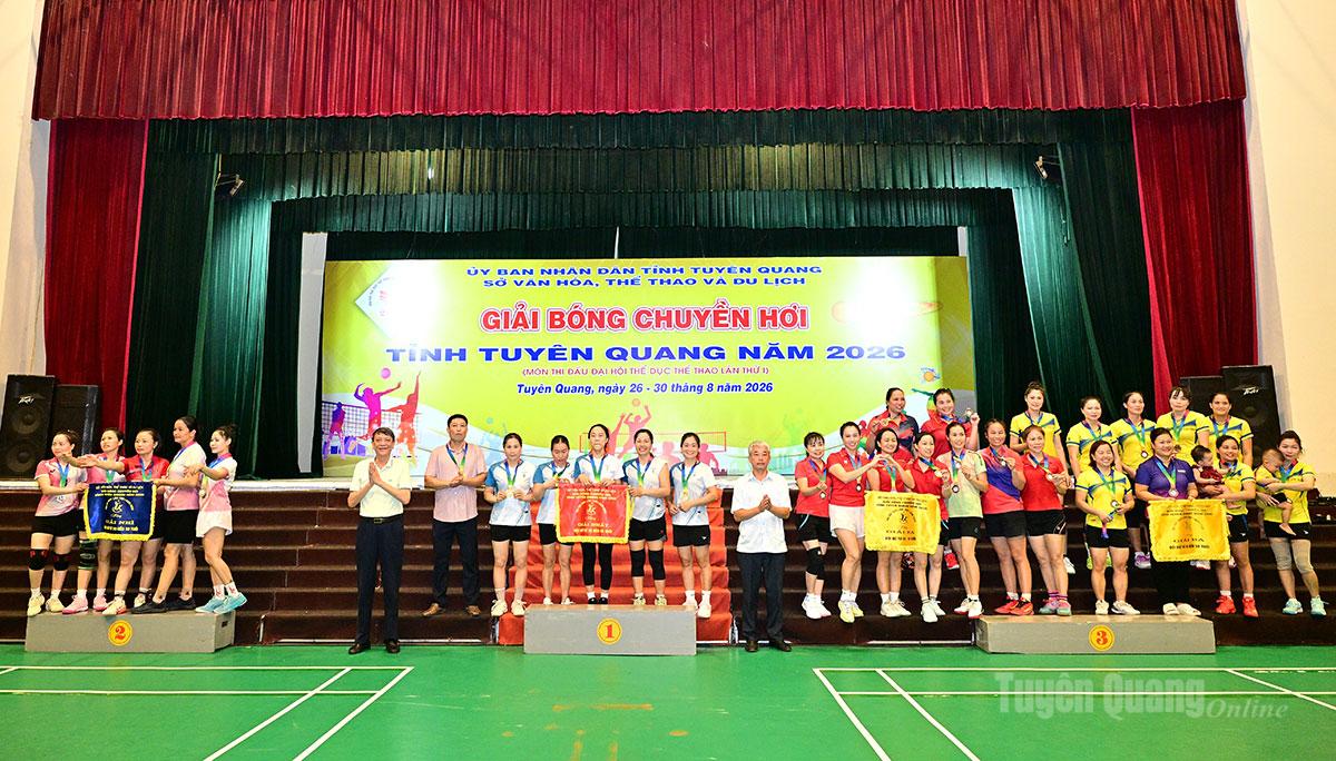 Ban tổ chức trao Huy chương Vàng, Bạc, Đồng cho các đội nữ lứa tuổi 35-50.
