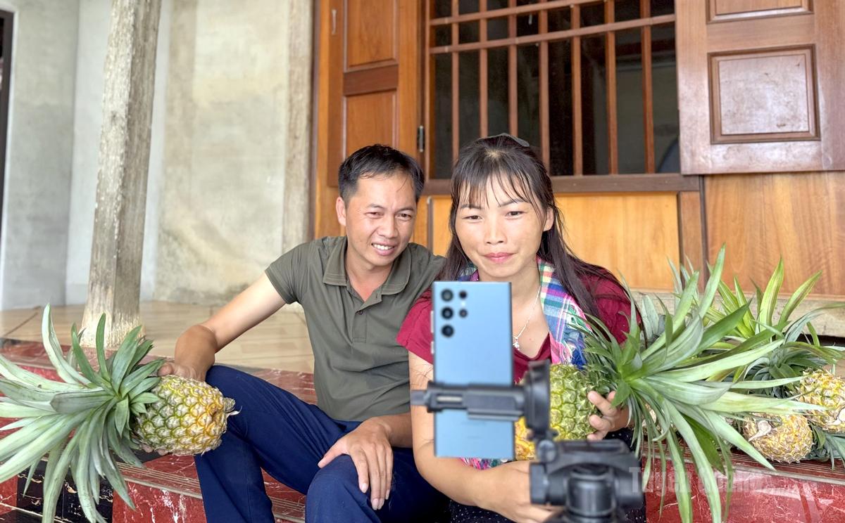 Vợ chồng anh Mài
livestream bán dứa.