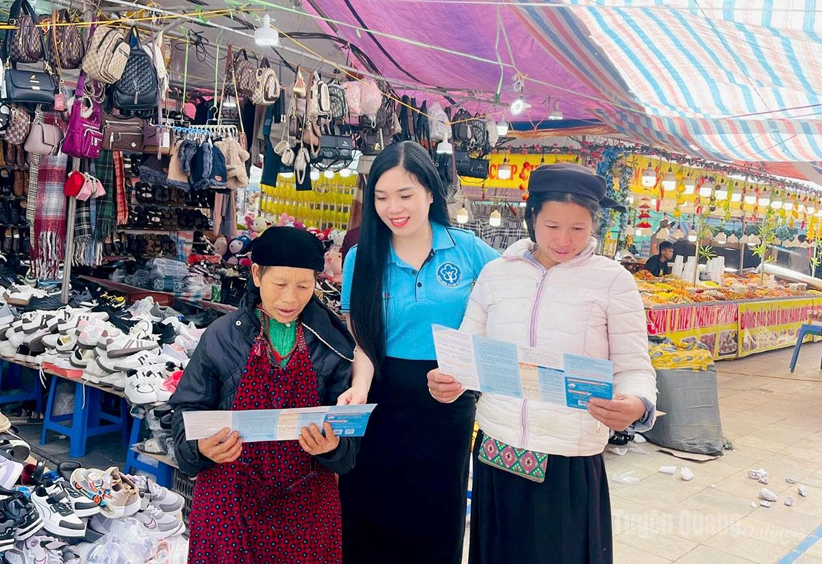 Cán bộ BHXH tỉnh tuyên truyền chính sách BHXH, BHYT.