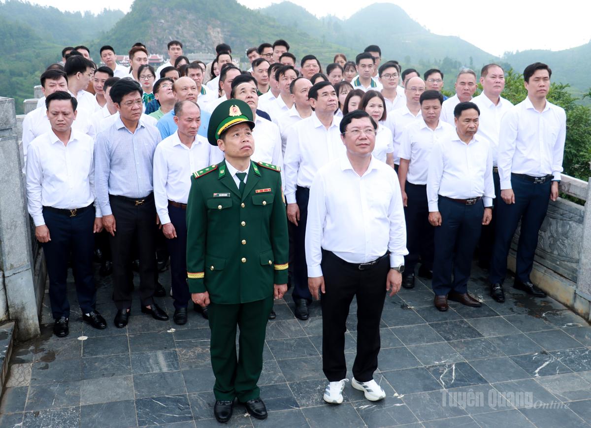 Các đại biểu thực hiện nghi thức chào cờ tại Cột cờ Quốc gia Lũng Cú.