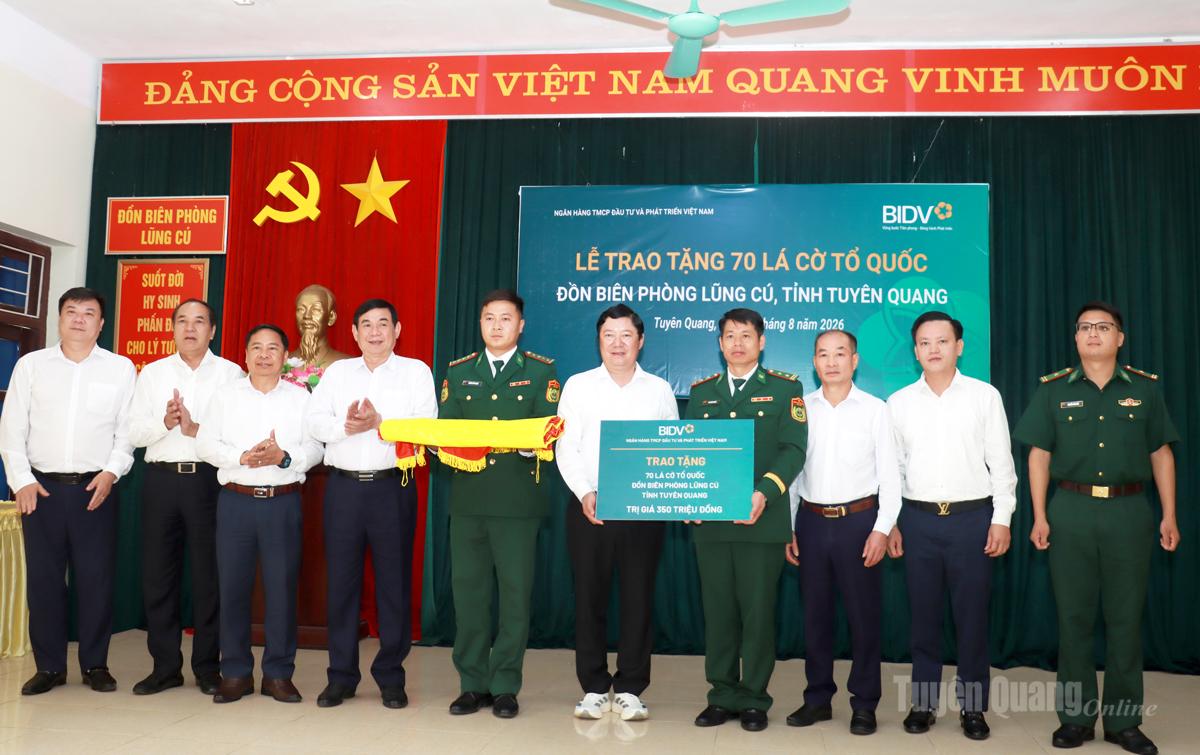 Ban lãnh đạo BIDV trao tặng 70 lá cờ Tổ quốc cho Đồn Biên phòng Lũng Cú.