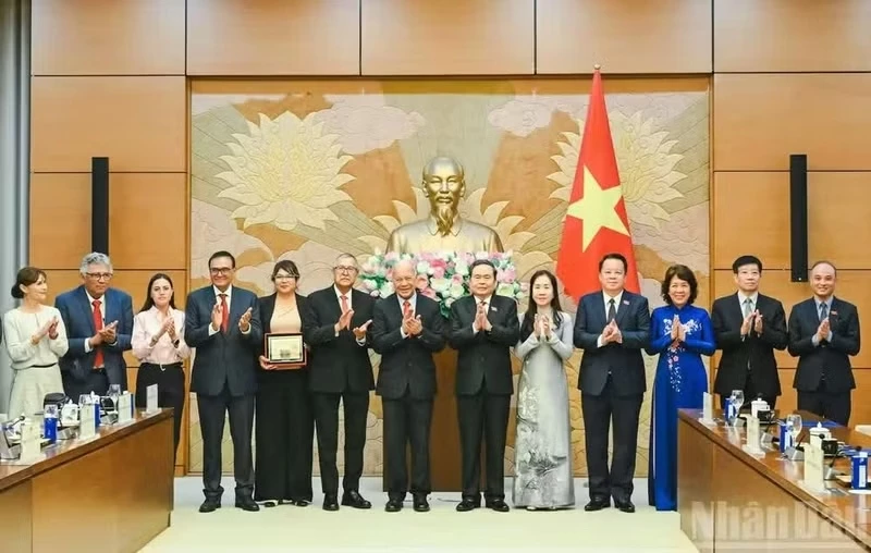 President of the National Assembly Tran Thanh Man (sixth from right) and Alberto Anaya Gutierrez, General Secretary of the Mexican Labour Partypose (seventh from right), pose for a group photo with officials at the meeting. (Photo: nhandan.vn)