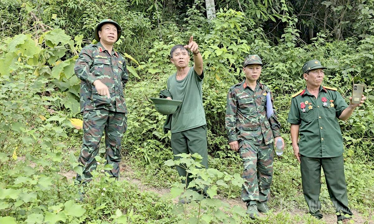 Thiếu tướng Nguyễn Ngọc Ngân, Phó Chủ nhiệm Chính trị, Phó Trưởng ban Thường trực Ban Chỉ đạo Quân khu 2 cùng cựu chiến binh khảo sát thực địa tại điểm cao 685, xã Thanh Thủy.