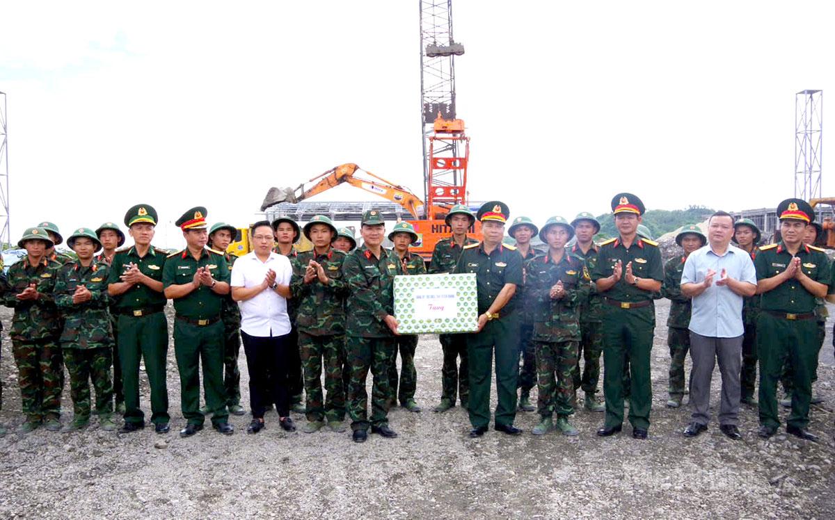 Đại tá Nguyễn Thành An, Phó Chính ủy Bộ CHQS tỉnh tặng quà cho cán bộ, chiến sĩ đang thực hiện nhiệm vụ tại Sơn Vĩ.
