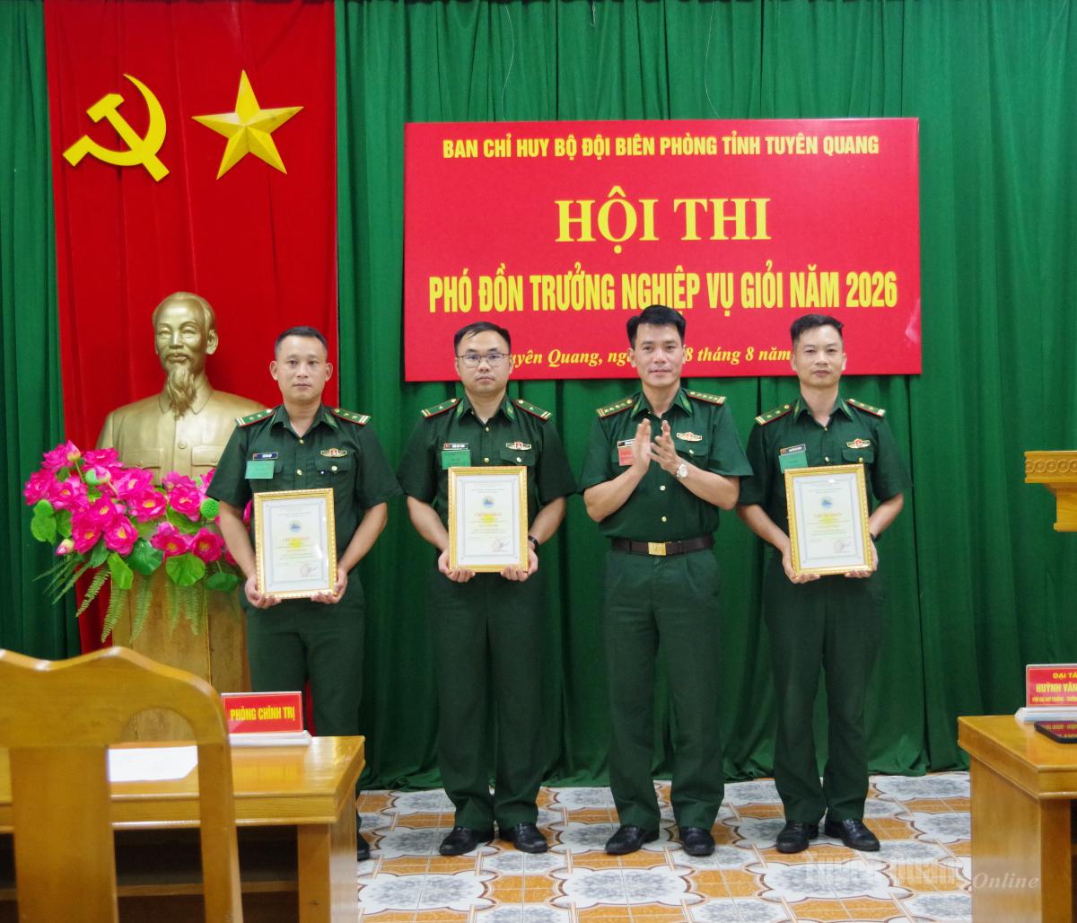 Đại diện lãnh đạo Ban Chỉ huy Bộ đội Biên phòng tỉnh trao giải cho các thí sinh đạt thành tích xuất sắc.