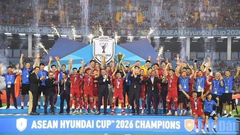 The Viet Nam national men’s football teamsuccessfully defend their title as the champion of Southeast Asias premier tournament, bringing its total number of championship wins to four (Photo: nhandan.vn)