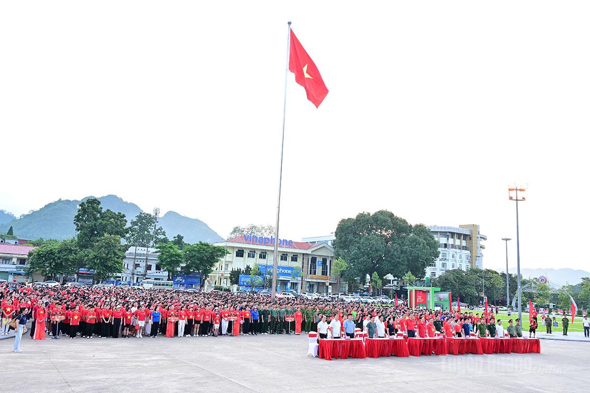 Cán bộ, người dân Tuyên Quang hưởng ứng "10 tỷ bước chân xanh"