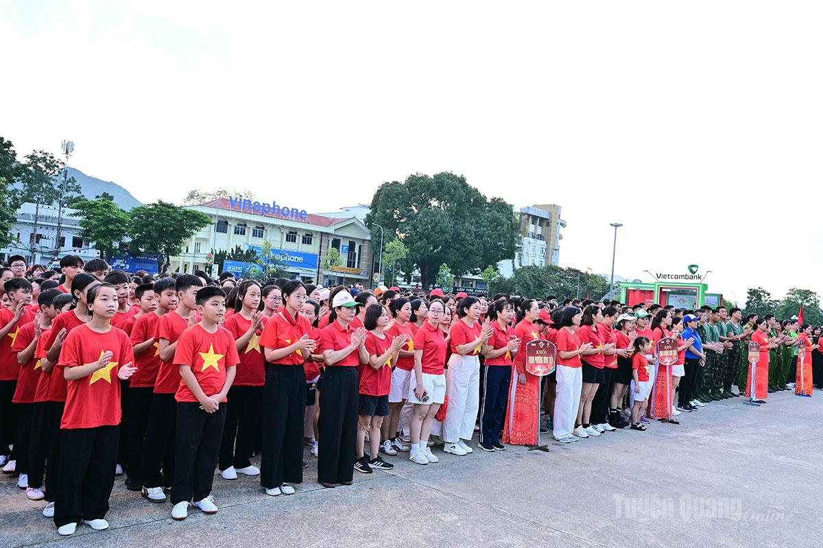 Các khối tham gia buổi lễ.