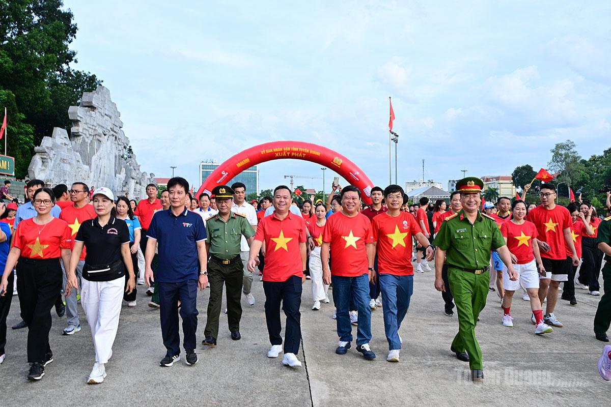 Các đại biểu xuất phát.