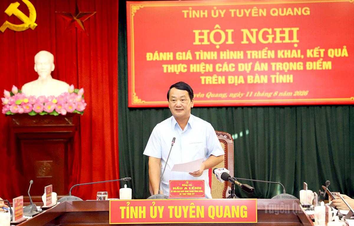 Bí thư Tỉnh ủy Hầu A Lềnh phát biểu kết luận hội nghị.