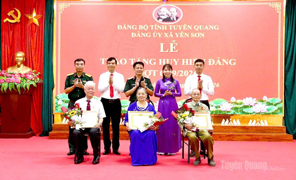 Thiếu tướng Nguyễn Đình Cương trao Huy hiệu Đảng cho các đảng viên thuộc Đảng bộ xã Yên Sơn.
