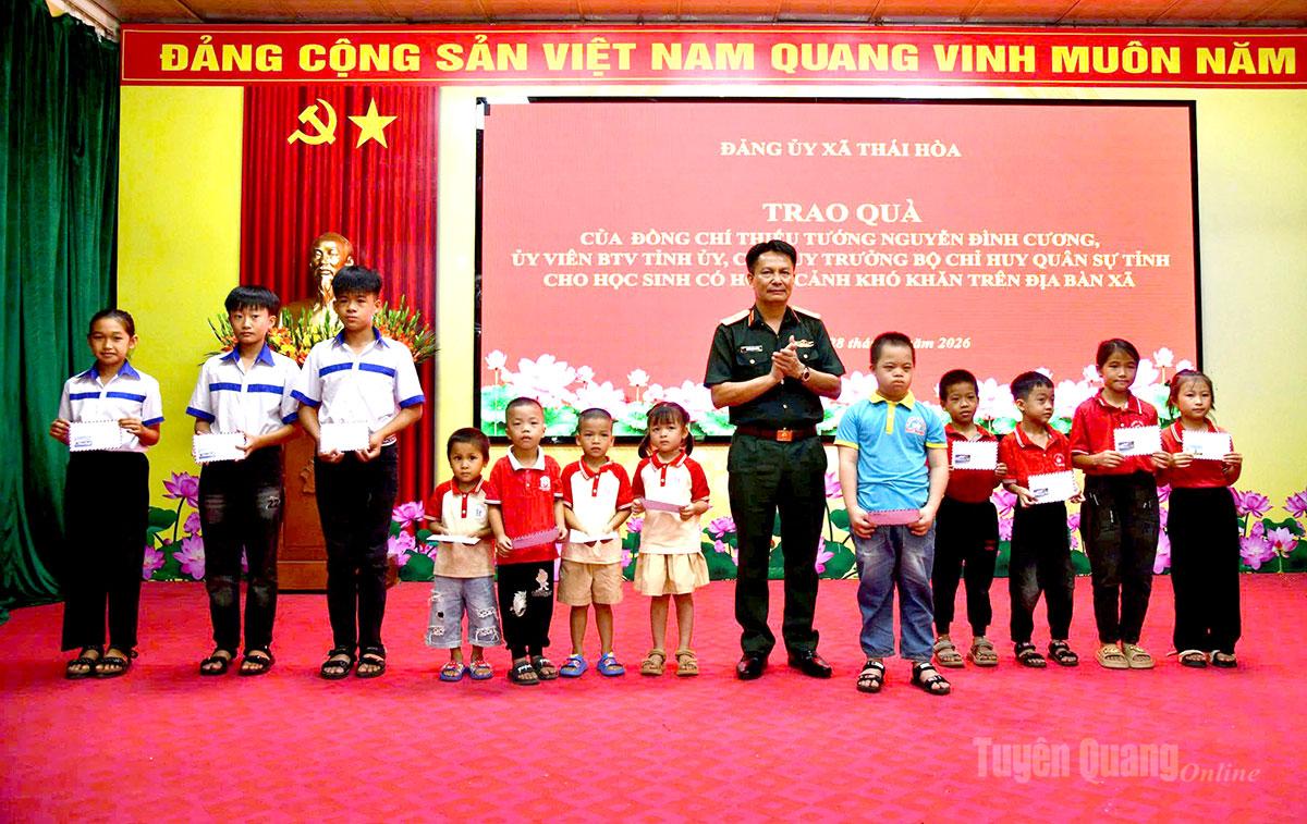 Thiếu tướng Nguyễn Đình Cương trao quà cho học sinh có hoàn cảnh khó khăn trên địa bàn xã Thái Hòa.
