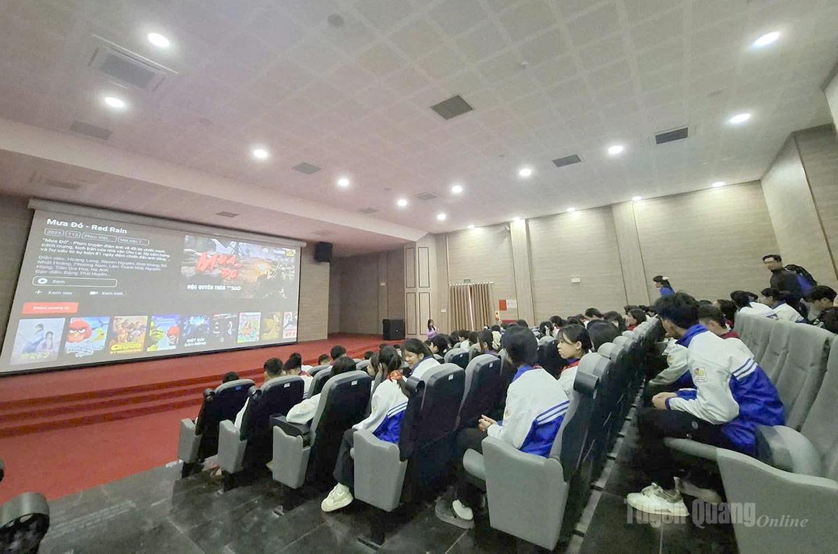 Bảo tàng ATK Tân Trào tổ chức chương trình chiếu phim cách mạng miễn phí phục vụ Nhân dân và du khách.