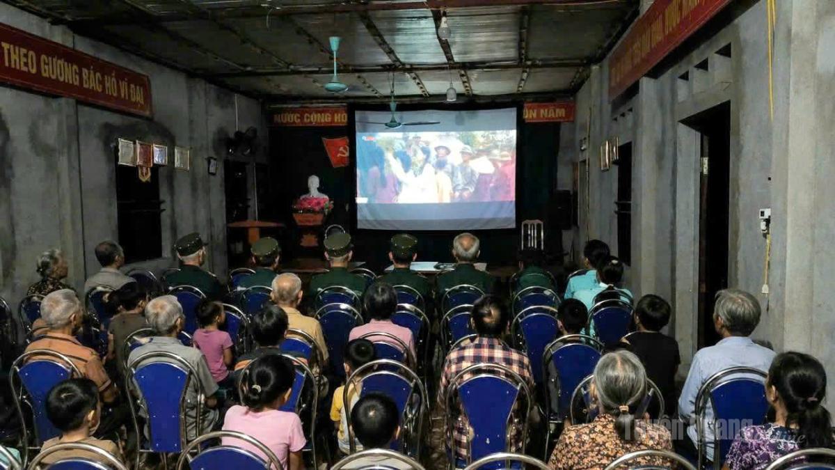 Trung tâm Văn hoá và Điện ảnh phối hợp với xã Phú Linh chiếu phim phục vụ Nhân dân nhân dịp Kỷ niệm các ngày lễ lớn.