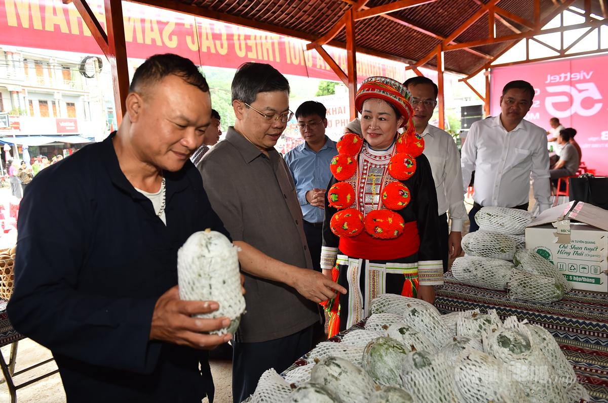 Đồng chí Chủ tịch HĐND tỉnh Nguyễn Văn Sơn tìm hiểu các sản phẩm nông nghiệp đặc trưng của xã Hồng Thái.