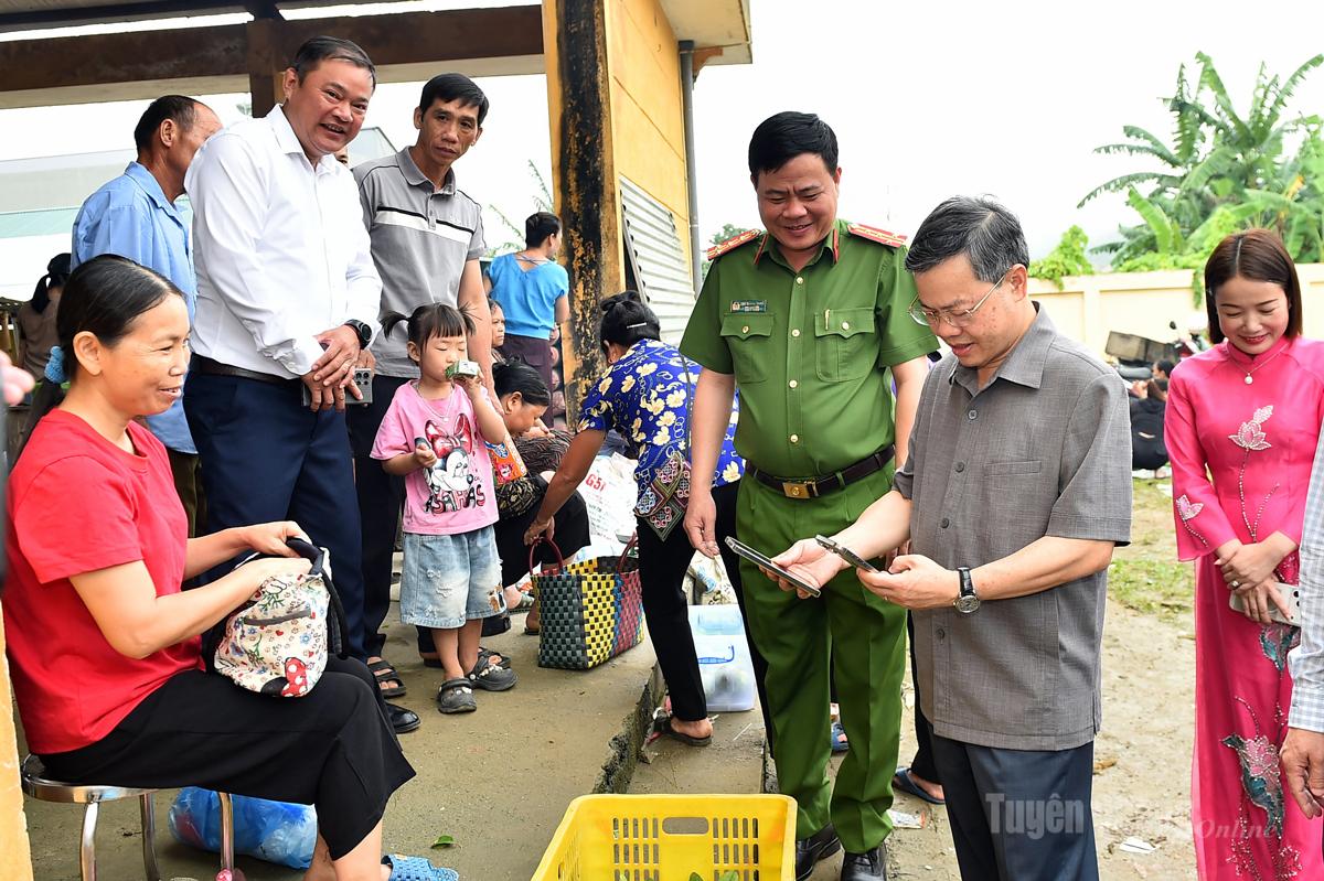 Chủ tịch HĐND tỉnh Nguyễn Văn Sơn khảo sát việc ứng dụng thanh toán trên nền tảng số của hộ kinh doanh tại chợ Hồng Thái.