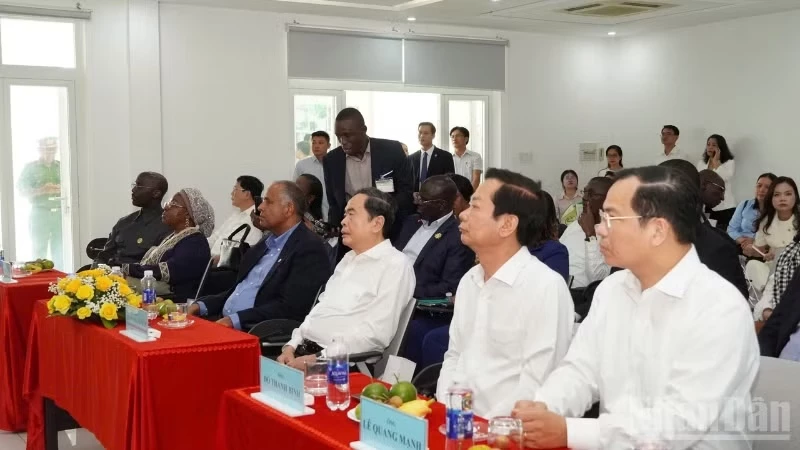 Chủ tịch Quốc hội Trần Thanh Mẫn và Chủ tịch Quốc hội Bờ Biển Ngà thăm Công ty cổ phần Nông nghiệp Công nghệ cao Trung An