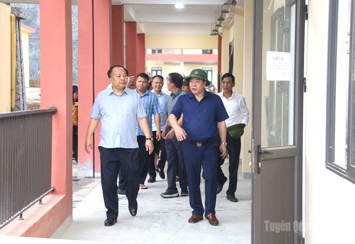 Chủ tịch UBND tỉnh Phan Huy Ngọc và Phó Chủ tịch UBND tỉnh Hoàng Gia Long kiểm tra tiến độ thi công dự án Trường phổ thông nội trú liên cấp Tiểu học và THCS Thanh Thủy.