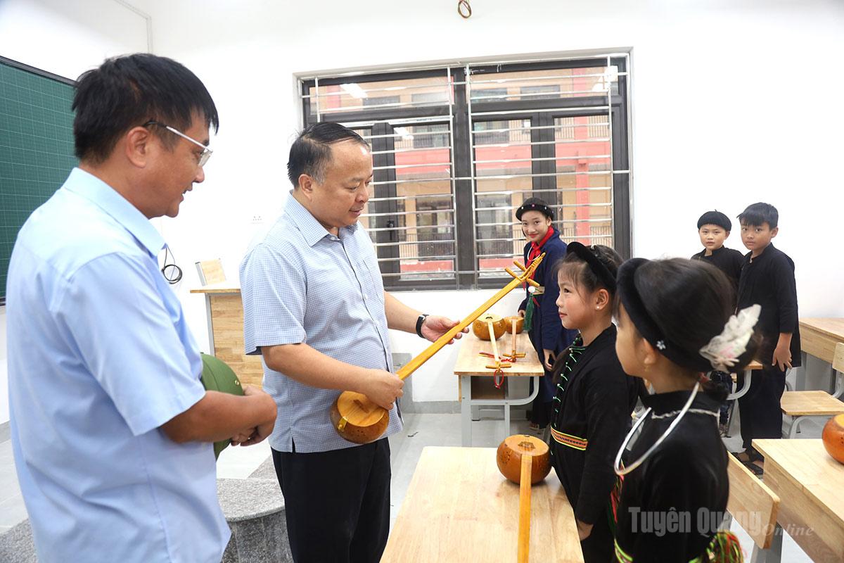 Chủ tịch UBND tỉnh Phan Huy Ngọc trò chuyện, hỏi thăm các em học sinh.