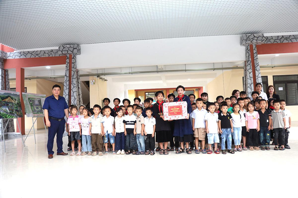 Phó Chủ tịch UBND tỉnh Hoàng Gia Long tặng quà cho học sinh Trường phổ thông nội trú liên cấp Thanh Thủy.