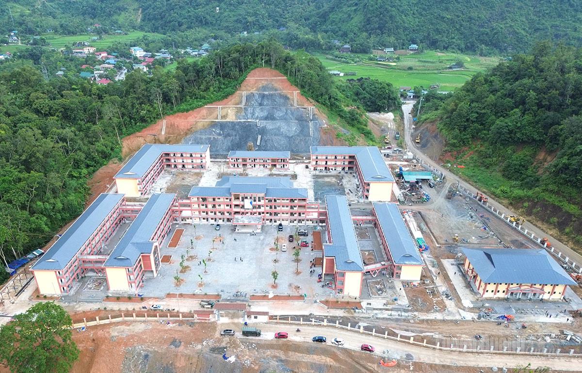 Toàn cảnh Trường phổ thông nội trú liên cấp Thanh Thủy đang dần hoàn thiện.