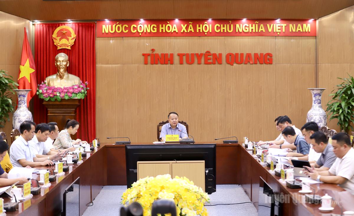 Chủ tịch UBND tỉnh Phan Huy Ngọc chủ trì cuộc họp.