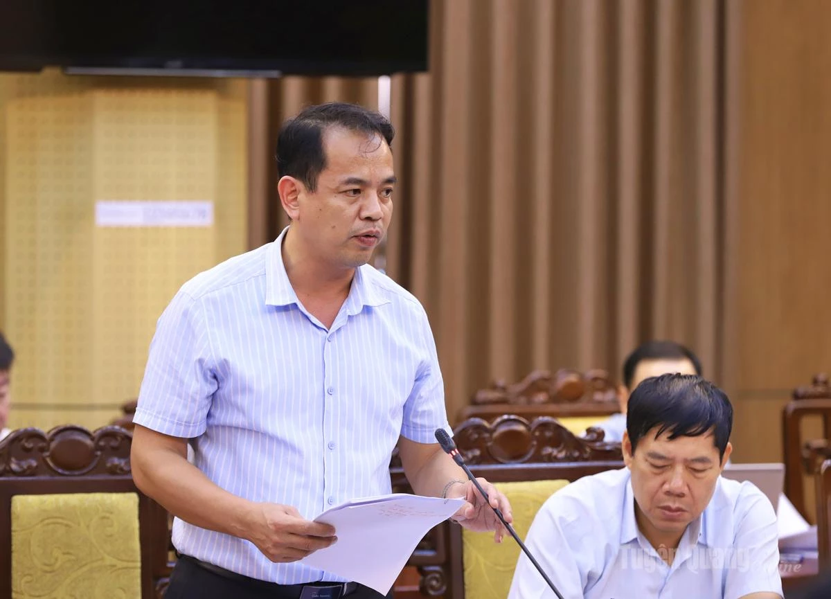 Lãnh đạo Sở Nội vụ báo cáo phương án sắp xếp tổ chức bộ máy bên trong của các Ban quản lý dự án đầu tư xây dựng của tỉnh.