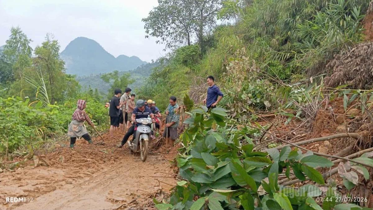 Bà con nhân dân xã Giáp Trung khắc phục một số điểm sạt lở do mưa lớn gây ra trong các ngày 26-27/7 trên địa bàn xã. (Ảnh: Trang thông tin xã Giáp Trung).