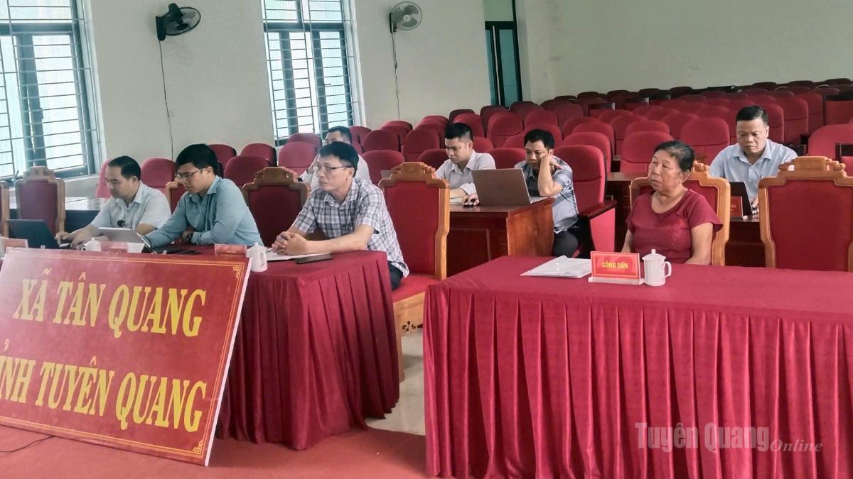 Công dân Phan Thị Hà và lãnh đạo xã Tân Quang tại điểm cầu xã Tân Quang.