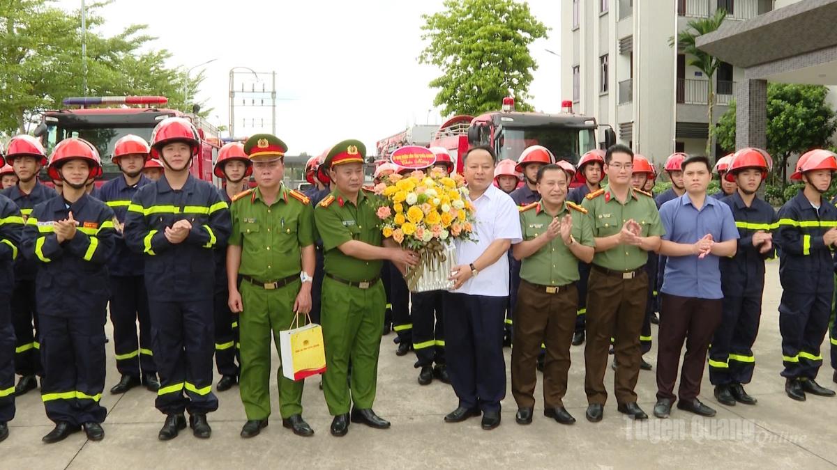 Chủ tịch UBND tỉnh chúc mừng Phòng Cảnh sát phòng cháy chữa cháy và cứu hộ cứu nạn.