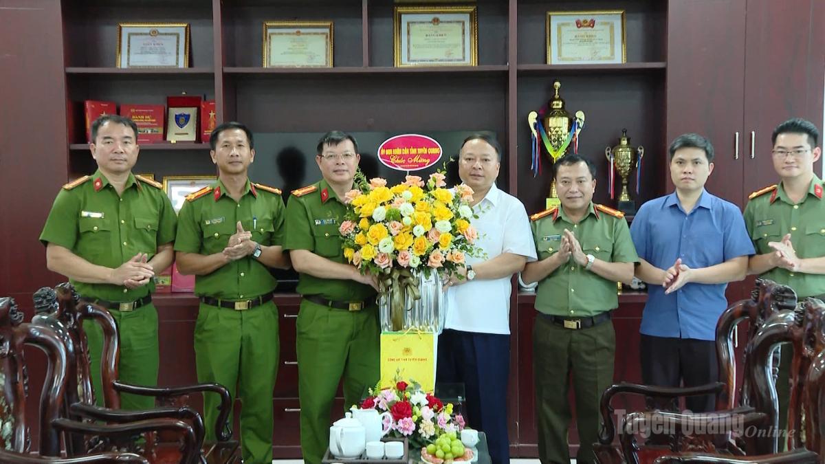 Chủ tịch UBND tỉnh chúc mừng cán bộ chiến sĩ Phòng Cảnh sát cơ động.