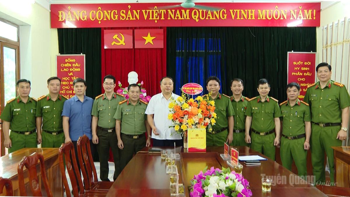 Chủ tịch UBND tỉnh chúc mừng cán bộ chiến sĩ Trại Tạm giam số 1 nhân kỷ niệm 81 năm ngày truyền thống lực lượng Công an Nhân dân.