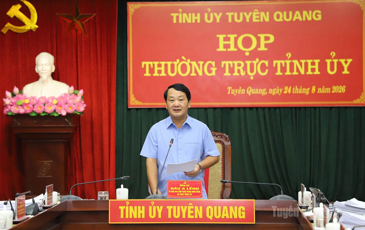 Bí thư Tỉnh ủy Hầu A Lềnh phát biểu kết luận phiên họp.