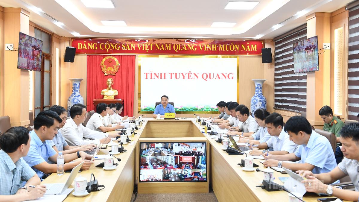 Đồng chí Chủ tịch UBND tỉnh Phan Huy Ngọc chủ trì cuộc họp.
