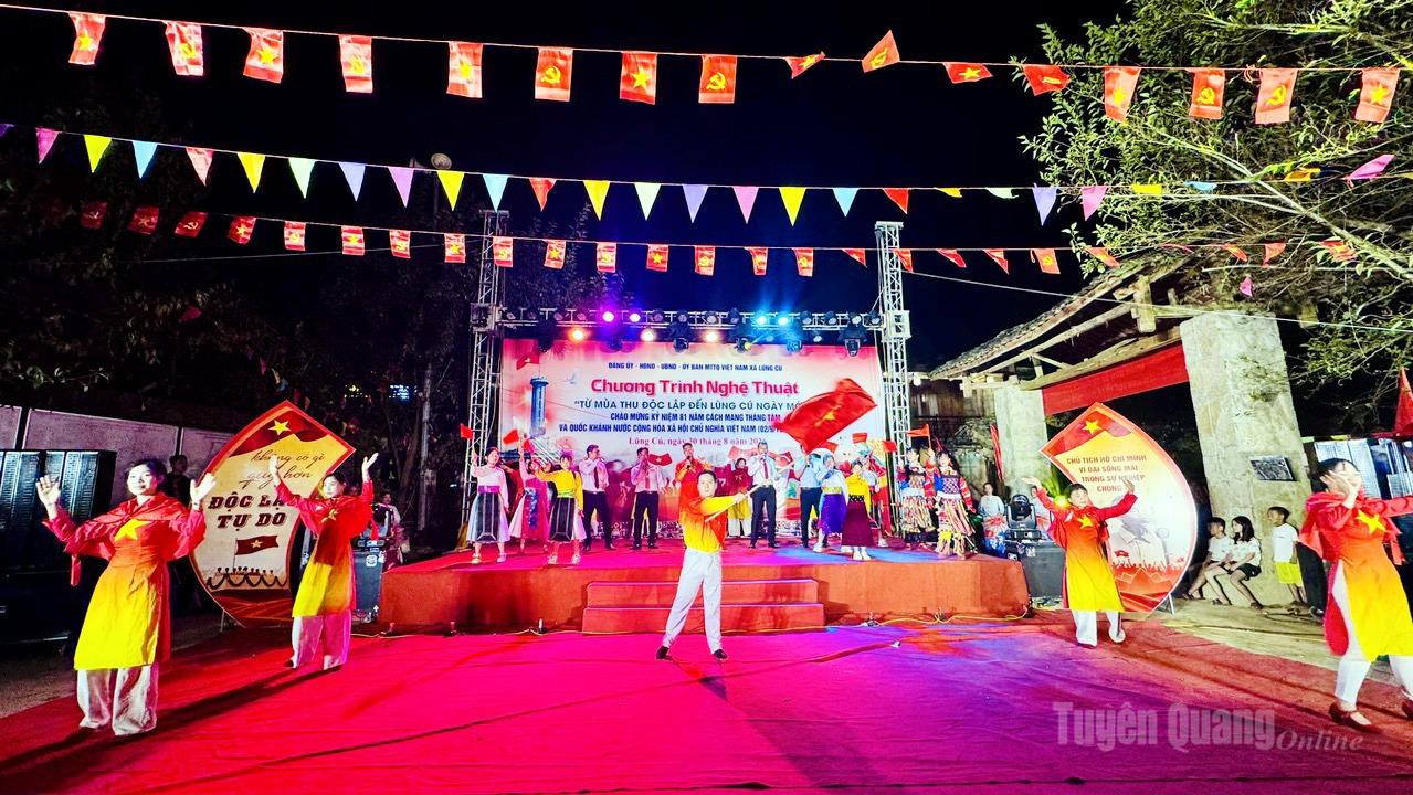 Chương trình nghệ thuật diễn ra nhiều tiết mục văn nghệ đặc sắc ca ngợi Đảng, Chủ tịch Hồ Chí Minh.