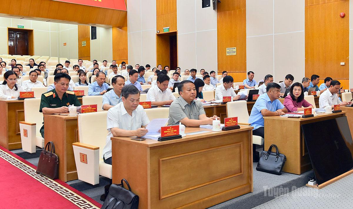 Các đồng chí Thường trực Tỉnh ủy và đại biểu tại hội nghị.
