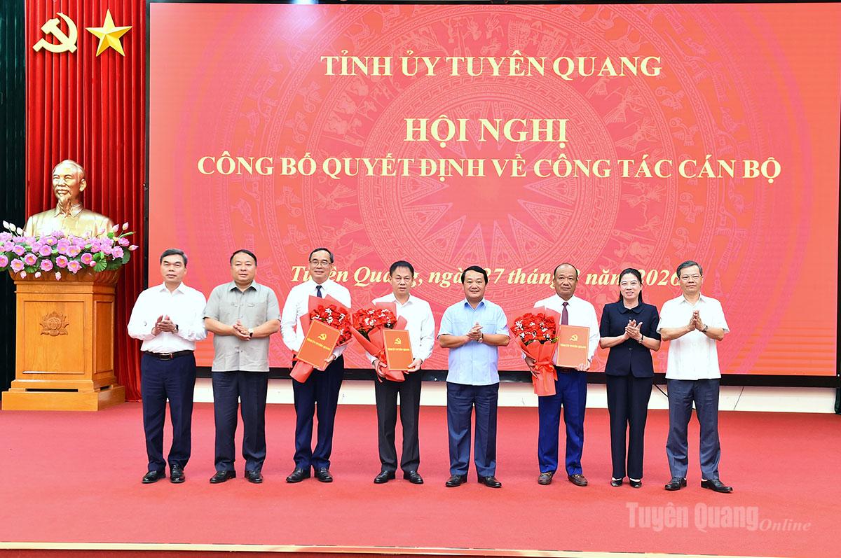 Các đồng chí Thường trực Tỉnh ủy tặng hoa, chụp ảnh chung cùng các đồng chí Ủy viên BCH Đảng bộ tỉnh vừa được chỉ định.