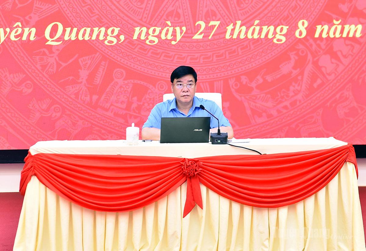 Đồng chí Hoàng Gia Long, Uỷ viên Ban Thường vụ Tỉnh uỷ, Phó Chủ tịch UBND tỉnh chủ trì thảo luận tại tổ 1.