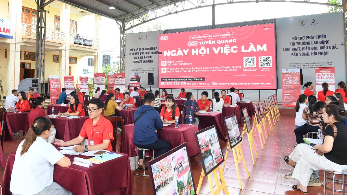 Đơn vị tuyển dụng phỏng vấn người lao động tại ngày hội.