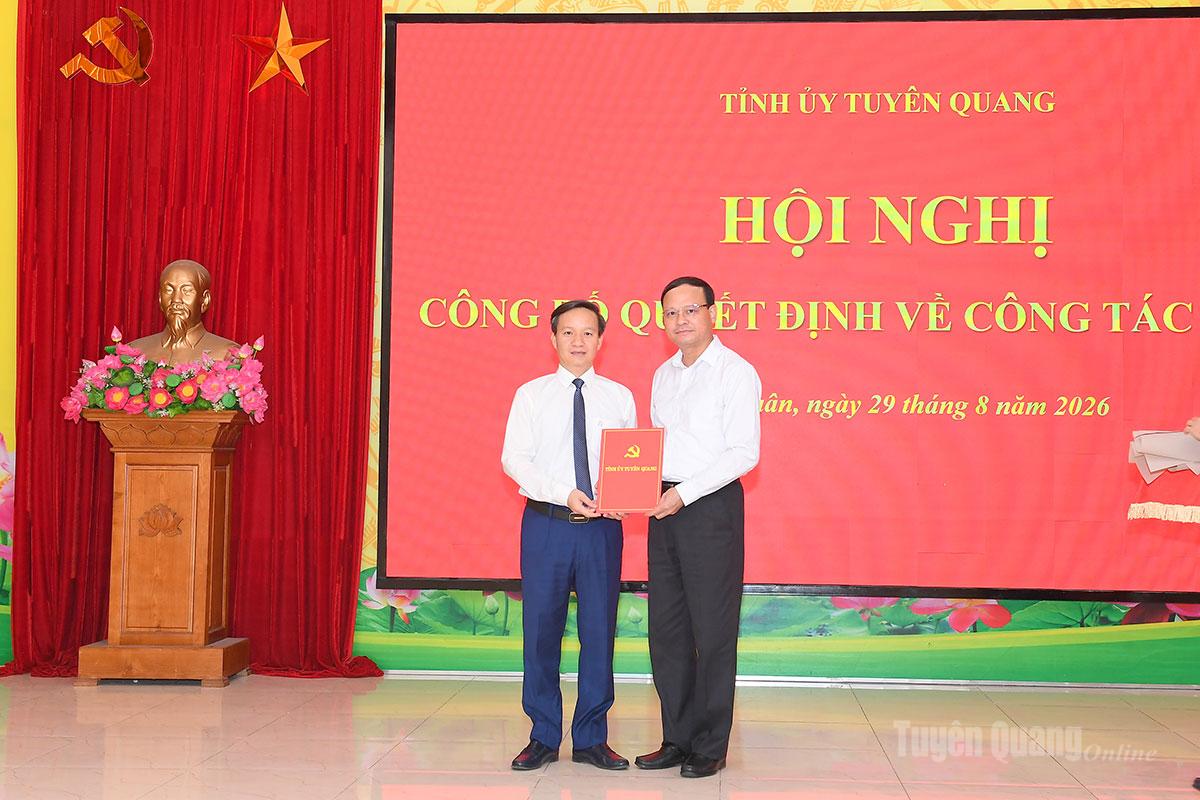 Đồng chí Nguyễn Mạnh Tuấn, Ủy viên Ban Thường vụ Tỉnh ủy, Phó Chủ tịch Thường trực UBND tỉnh trao Quyết định cho đồng chí Nguyệt Việt Lâm.