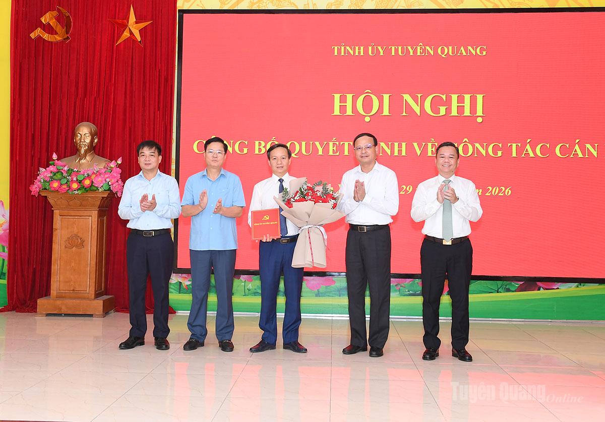Các đồng chí lãnh đạo tỉnh trao quyết định, tặng hoa chúc mừng đồng chí Nguyễn Việt Lâm.
