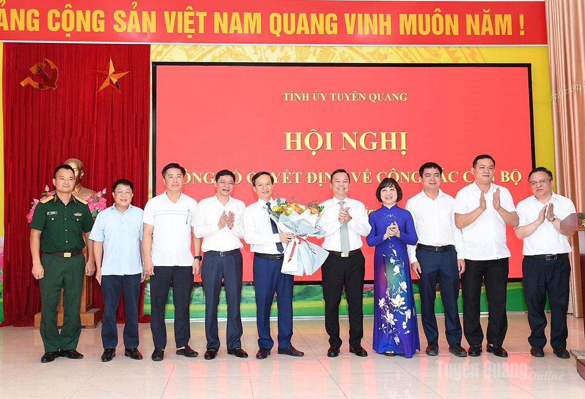 Đồng chí Phó Chủ tịch UBND tỉnh Đỗ Hùng Đức và Ban Thường vụ Đảng ủy phường Minh Xuân.