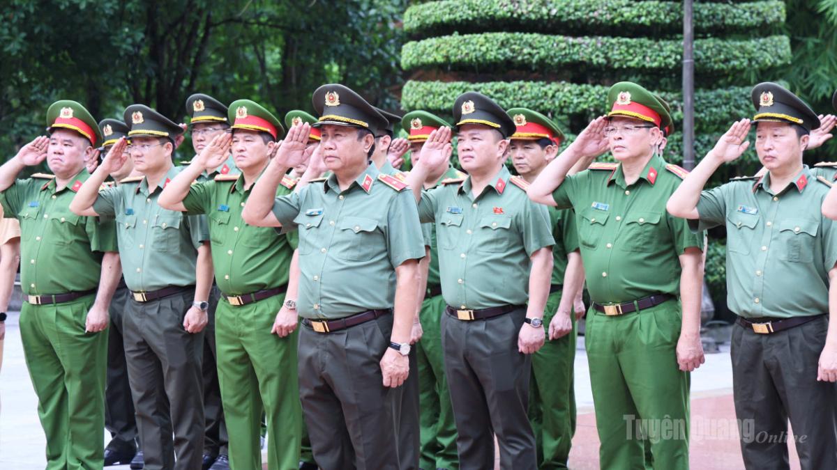 Đoàn đại biểu tổ chức các hoạt động tại Khu di tích lịch sử Nha Công an Trung ương.