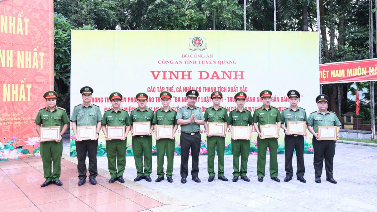 Công an tỉnh đã tổ chức vinh danh, biểu dương 21 tập thể tiêu trong thực hiện phong trào thi đua Ba nhất.