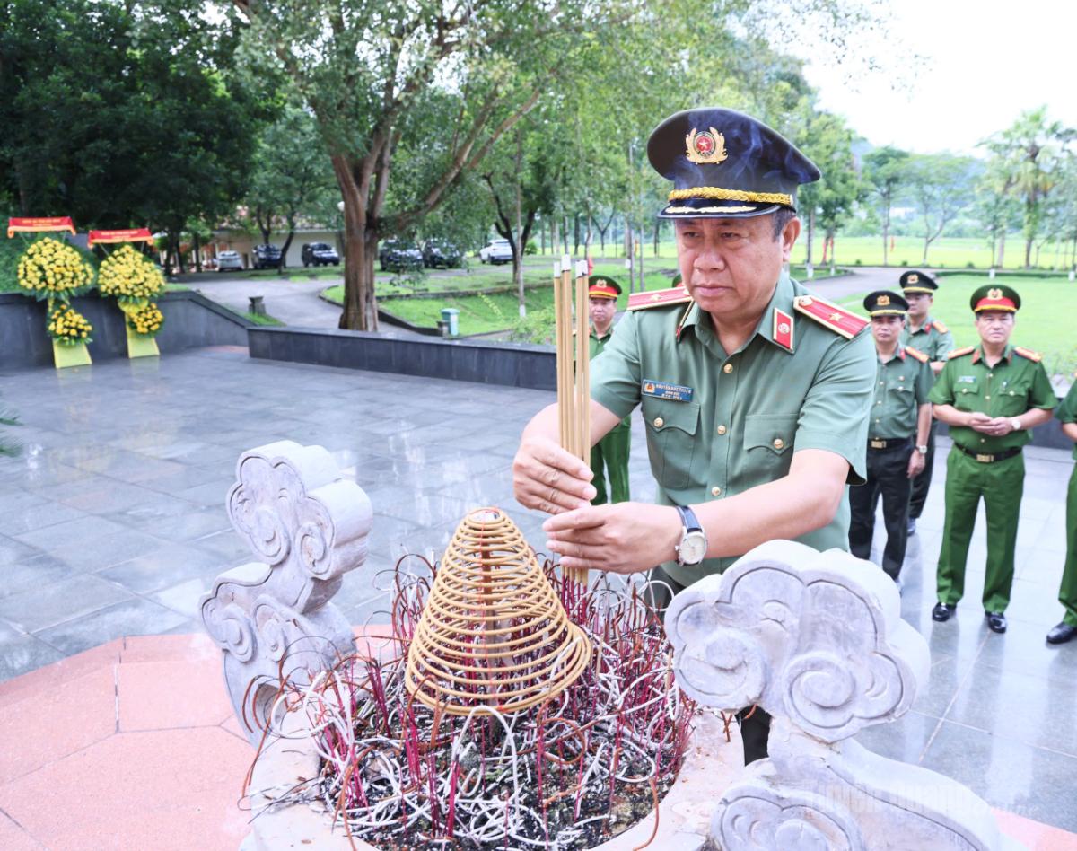 Đồng chí Thiếu tướng Nguyễn Đức Thuận, Giám đốc Công an tỉnh dâng hương, dâng hoa tại Khu di tích lịch sử Nha Công an Trung ương.