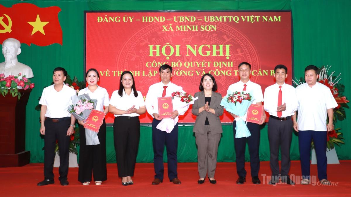 Đồng chí Lý Thị Lan, Phó Trưởng đoàn ĐBQH chuyên trách khoá XVI tỉnh tặng hoa chúc mừng các đồng chí lãnh đạo nhà trường được bổ nhiệm sau sáp nhập của xã Minh Sơn.